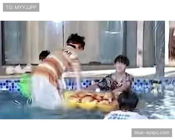 丁霞训练完直接瘫地上啃香蕉，这自律狠人连吃个水果都像在抢时间