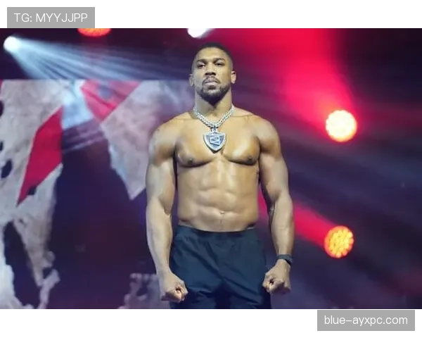 安东尼·约书亚离场拎的那个包,比我整套房都贵 安东尼·约书亚离场拎的那个包,比我整套房都贵